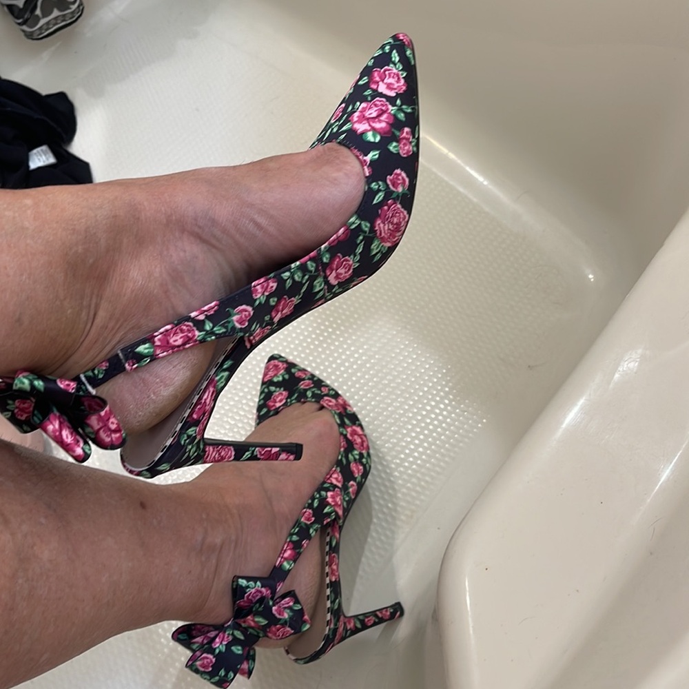 Host Pick๐๐๐Gorgeous pink roses Betsy Johnson heels ๐ธ๐ธby viviglam ๐ท - Picture 6 of 11